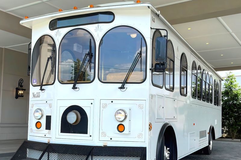 24 PAX  WHITE TROLLEY - Trolley