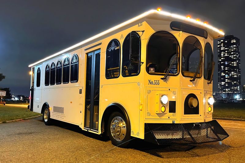 24 PAX  WHITE TROLLEY - Trolley